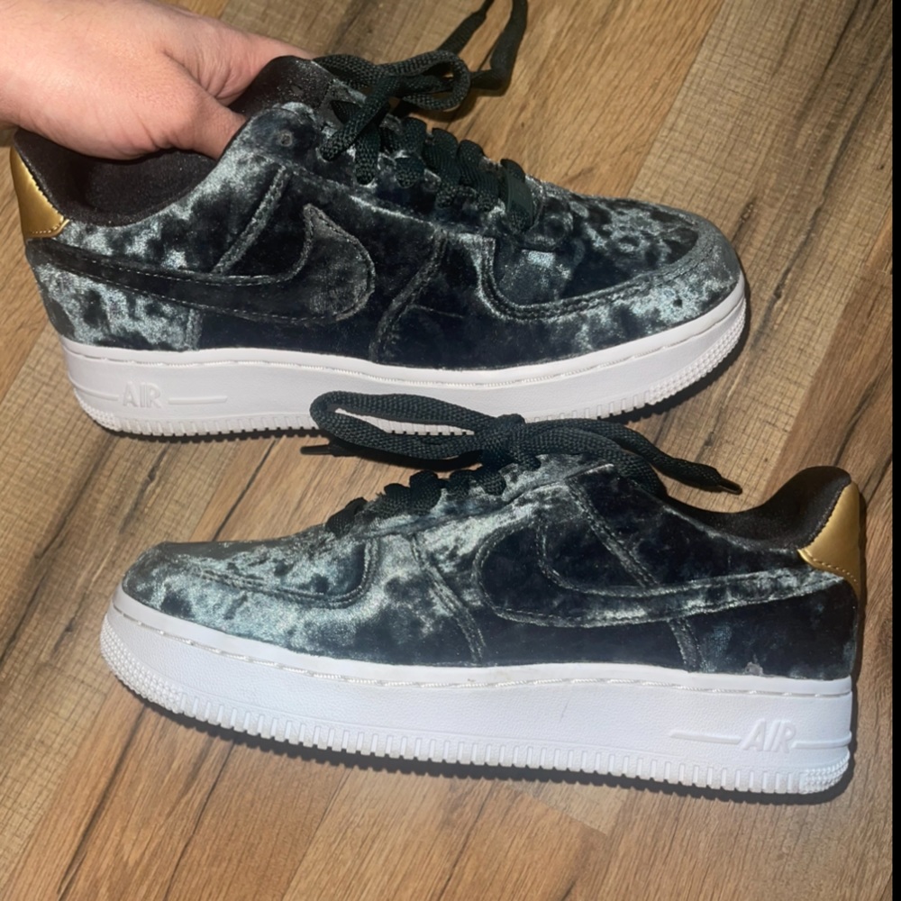 New velvet Nikes. Never worn size 5.5